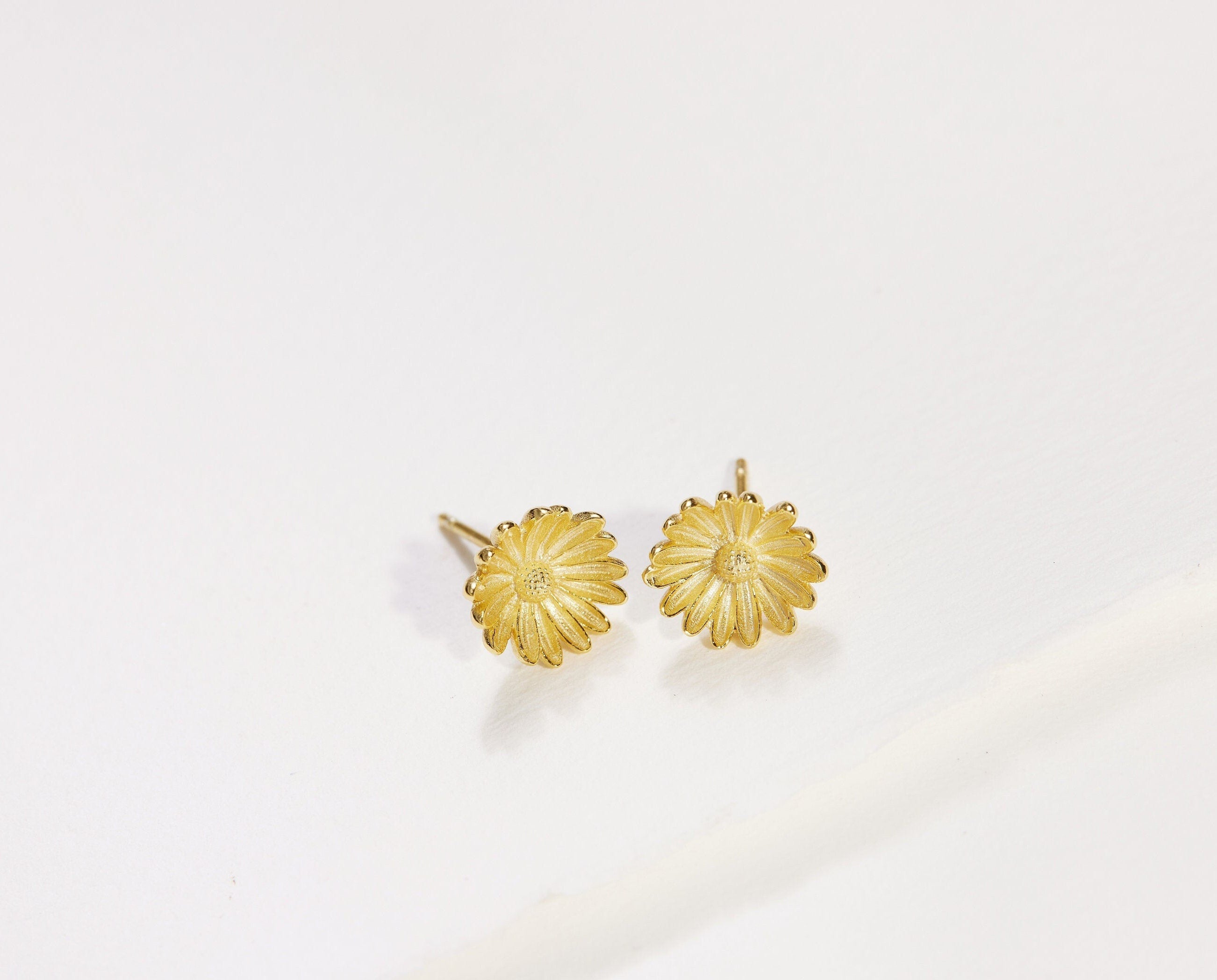 April Daisy Birth Flower Earring-daisy earring studs-EcoPhilia