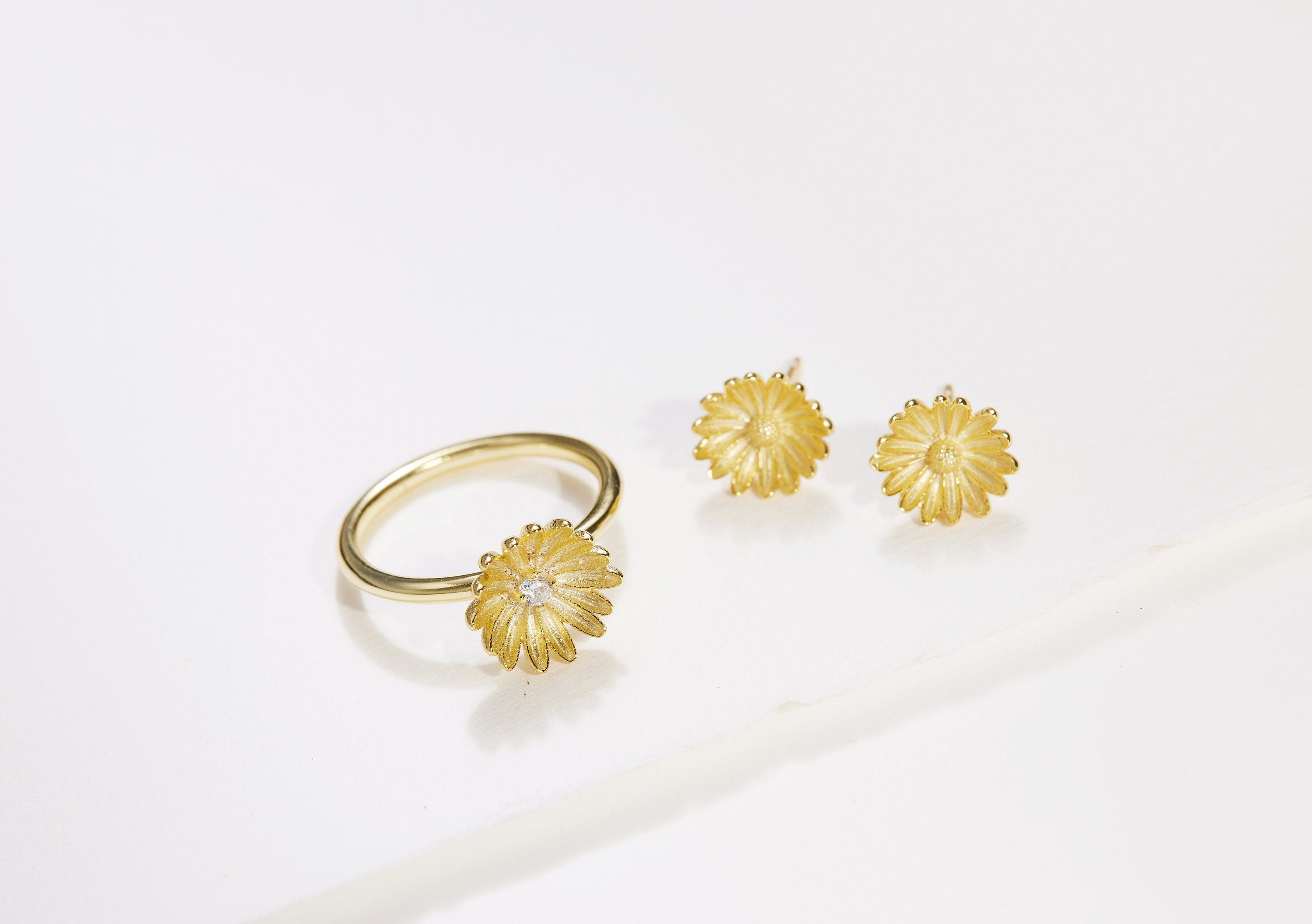 April Daisy Birth Flower Earring-daisy earring studs-EcoPhilia