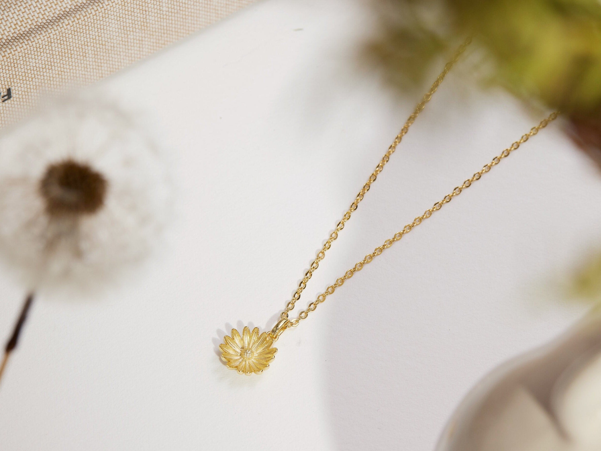 April Daisy Birth Flower Necklace-April birth flower gifts-EcoPhilia